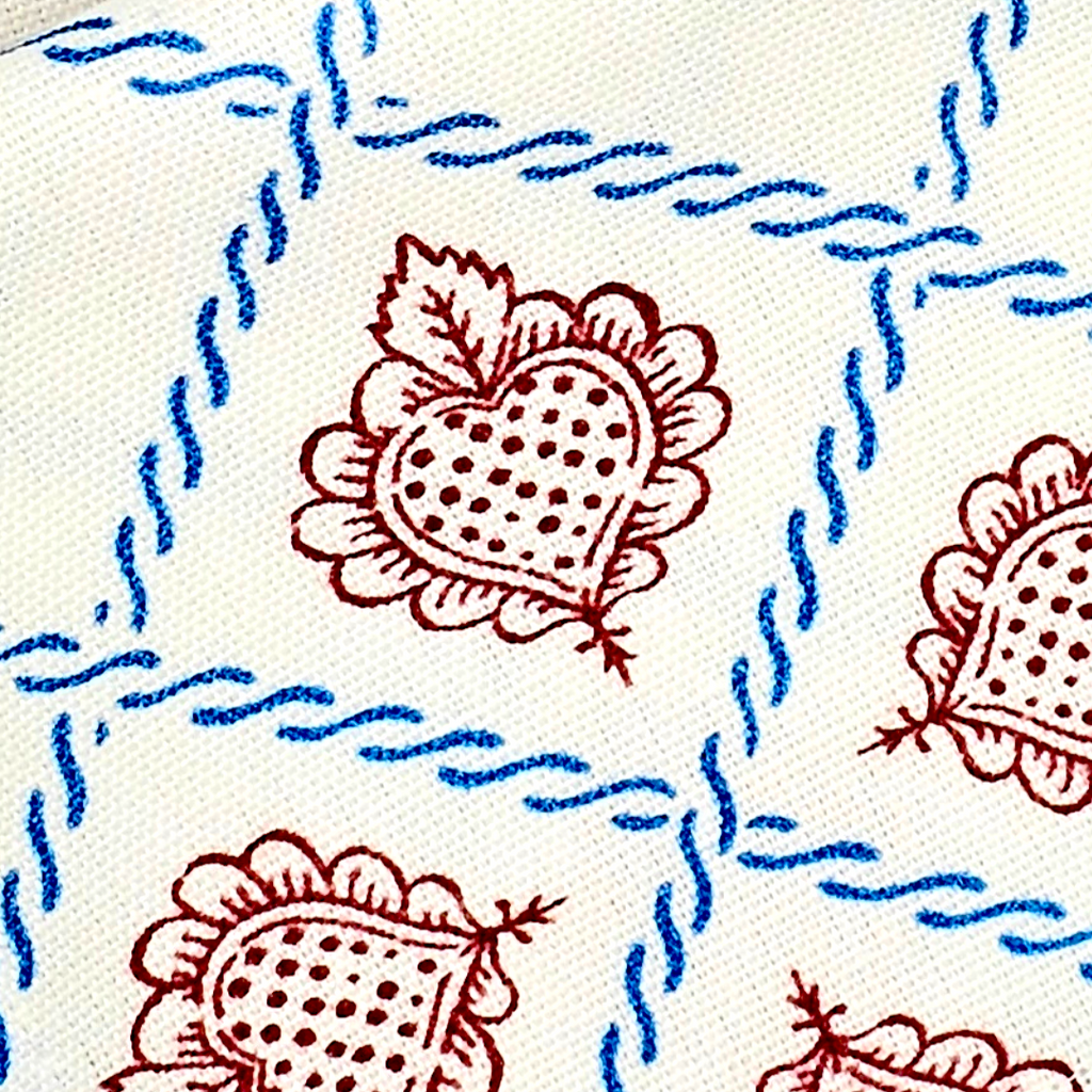 Serviette mit einem Chalet Muster in rot und blau Detail