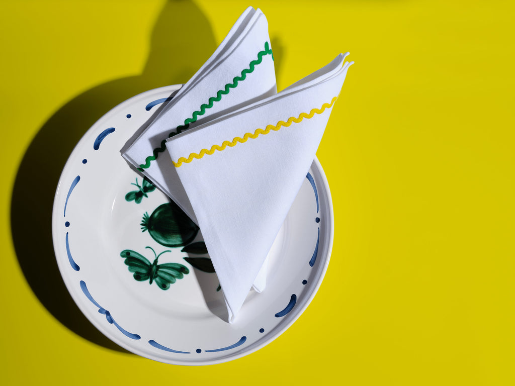 Serviette "Waldegg" aus Leinen bestickt mit gelber Borte
